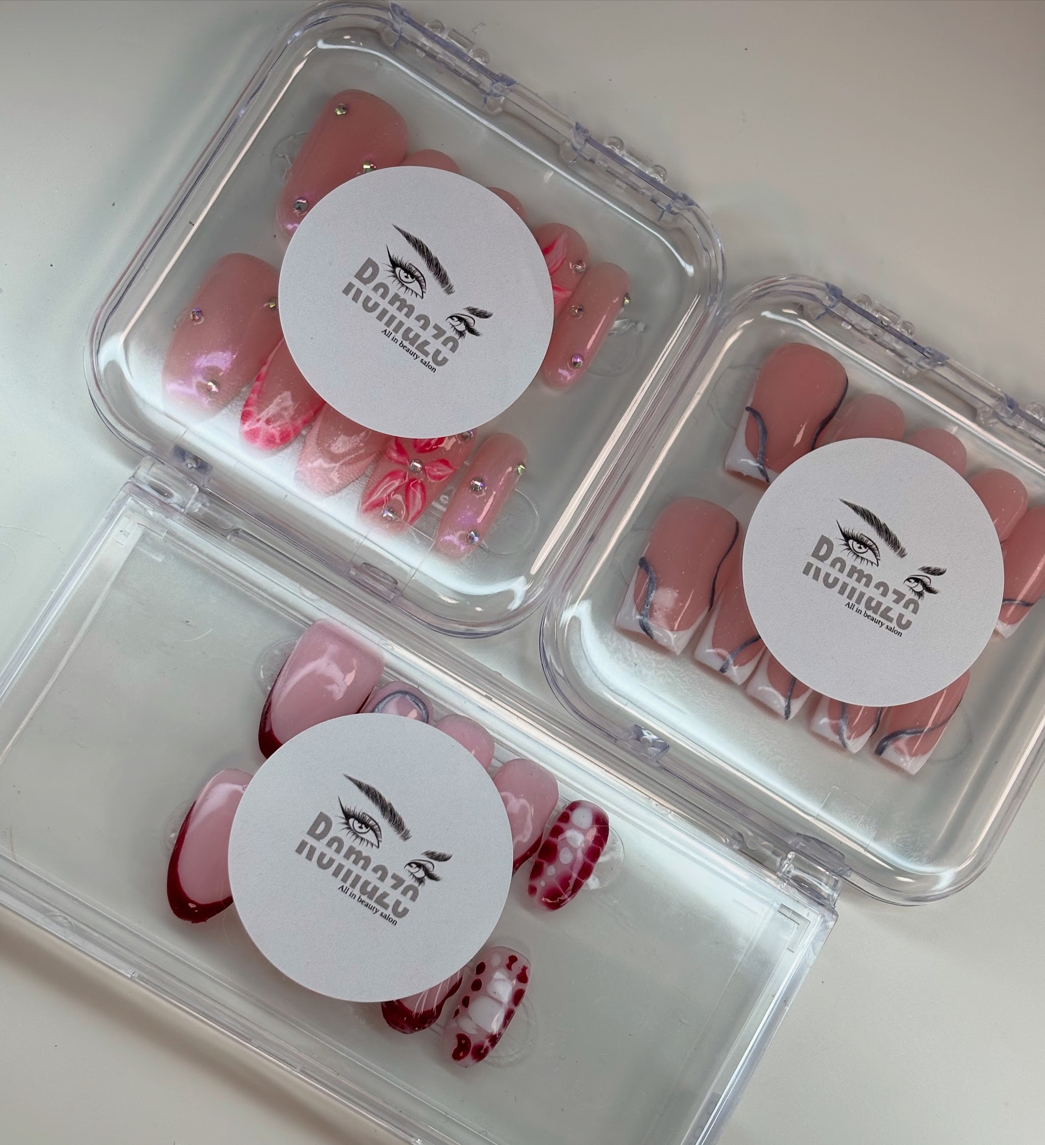Press-on nagelsets in doosjes met het Romaze-label
