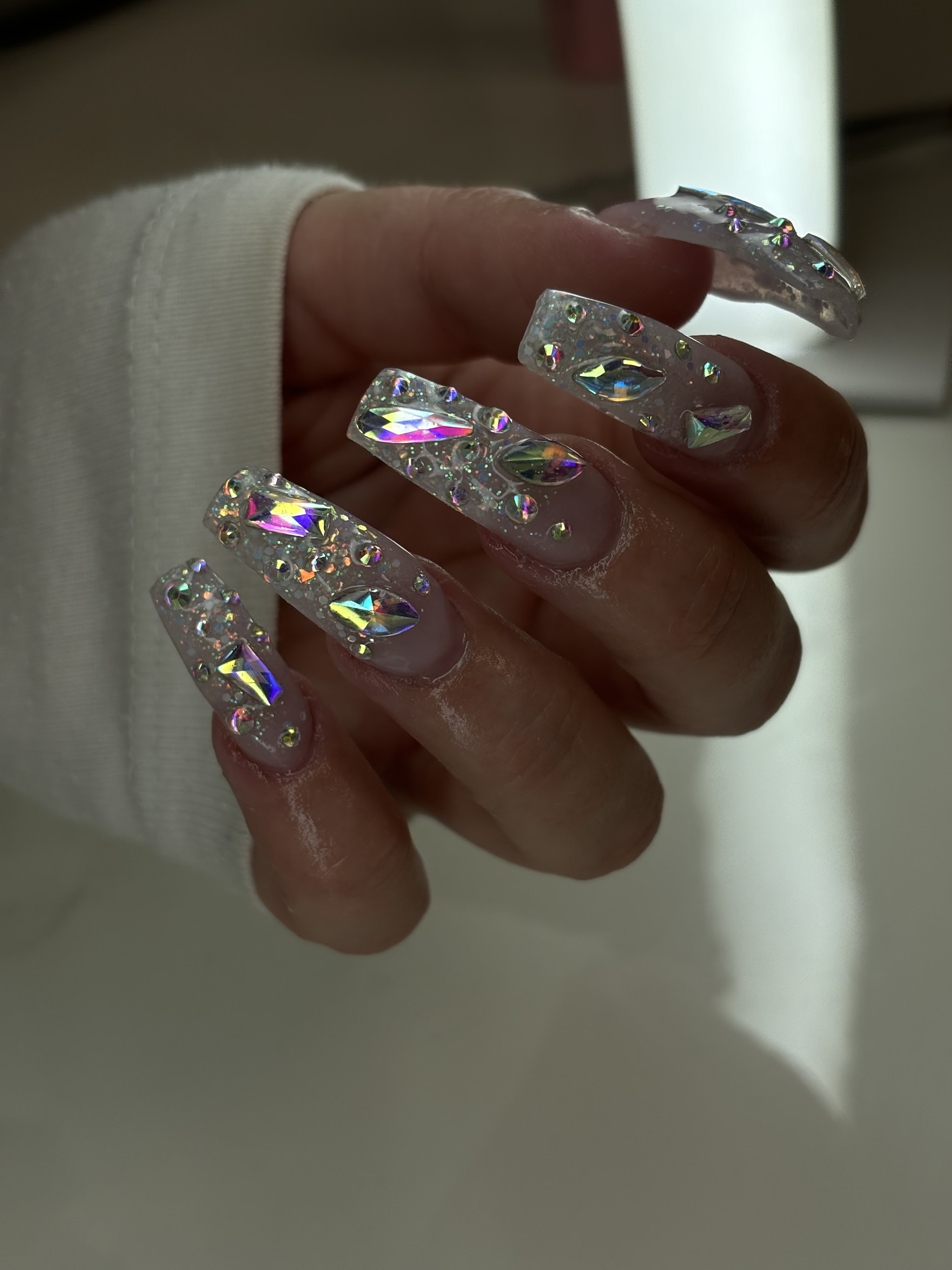 Lange heldere nagels met kristallen