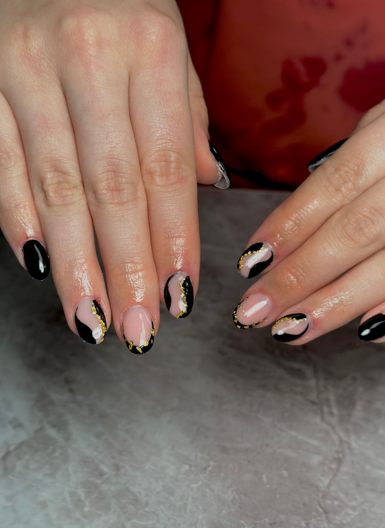 Zwarte nail art met gouden folie op korte nagels