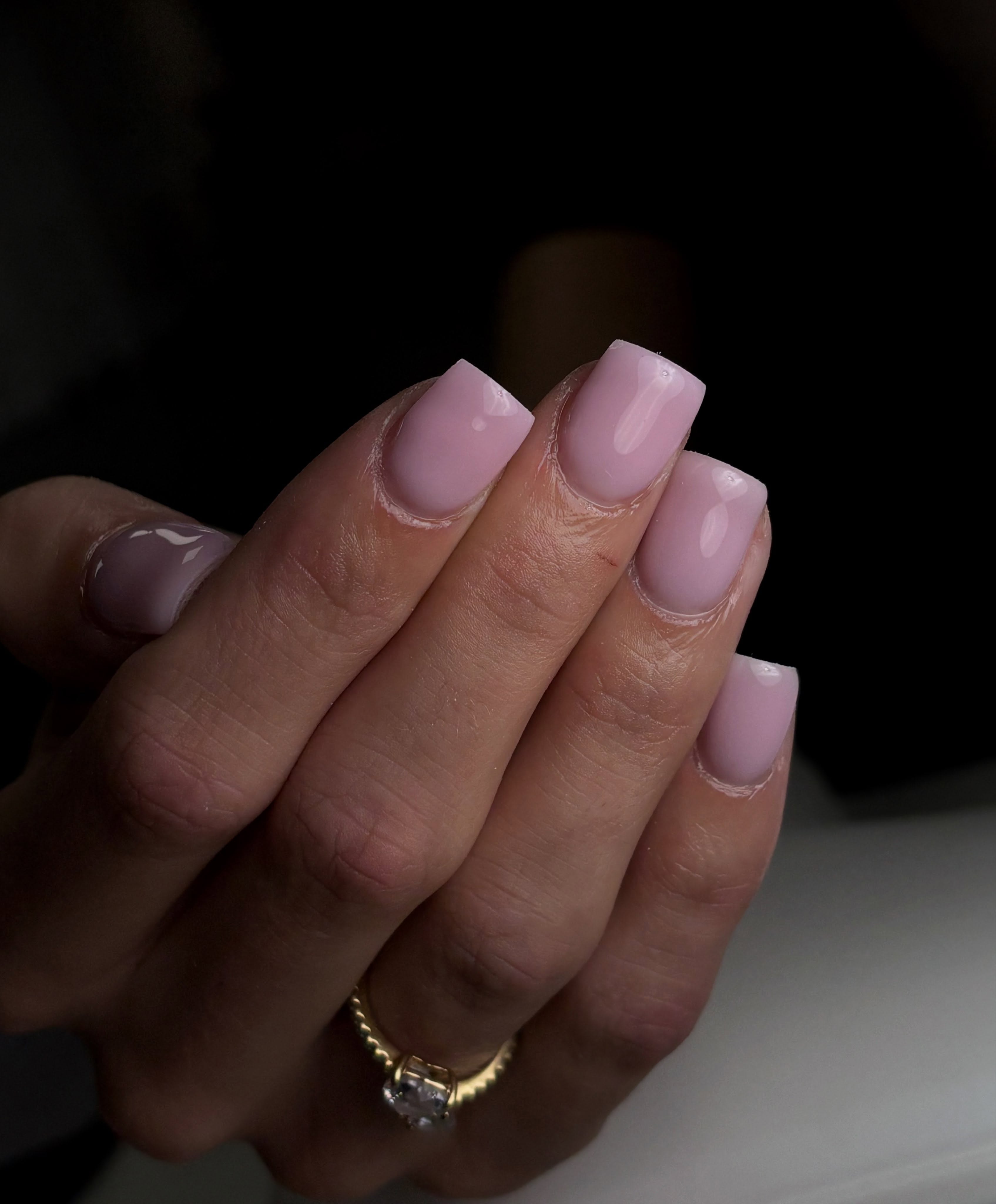 Zachtroze boulder gel op korte nagels